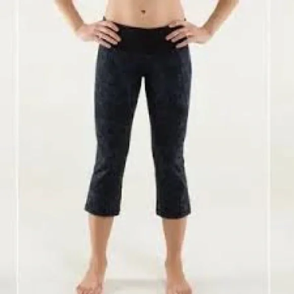 Lululemon Gather & Crow Crop - Picture 12 of 12